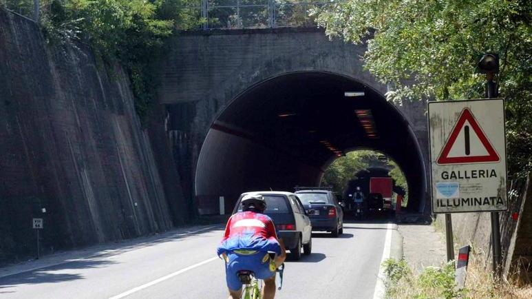 Investita da un’auto, grave anziana ciclista