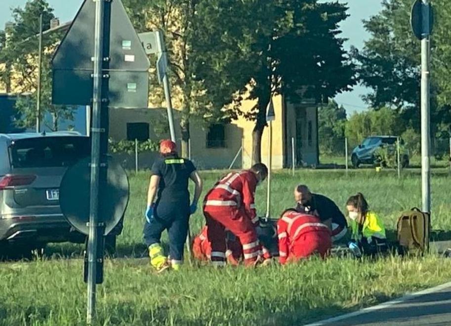 I soccorritori cercano di stabilizzare il motociclista nell'incidente a Cavriago