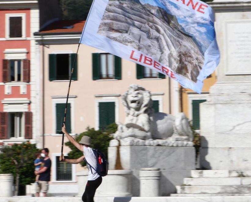 Studenti e associazioni in piazza contro la riapertura delle cave 