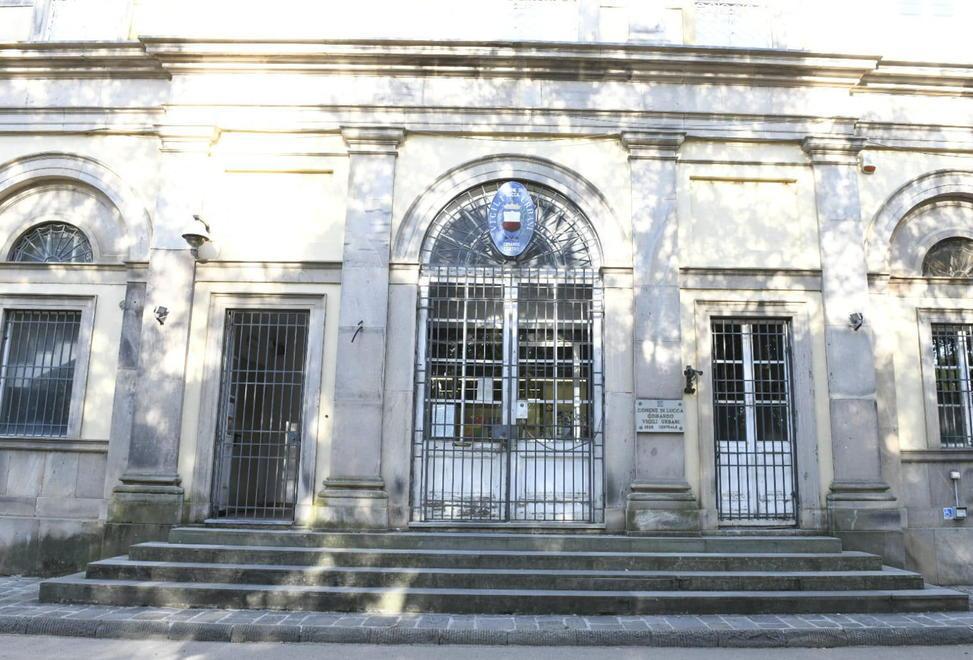 Dà in escandescenze e i vigili devono usare lo spray al peperoncino