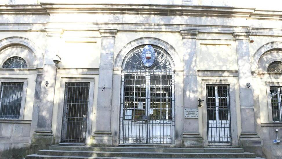 Dà in escandescenze e i vigili devono usare lo spray al peperoncino