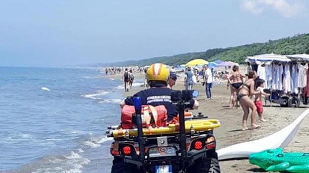 Rischia di annegare turista di 73 anni