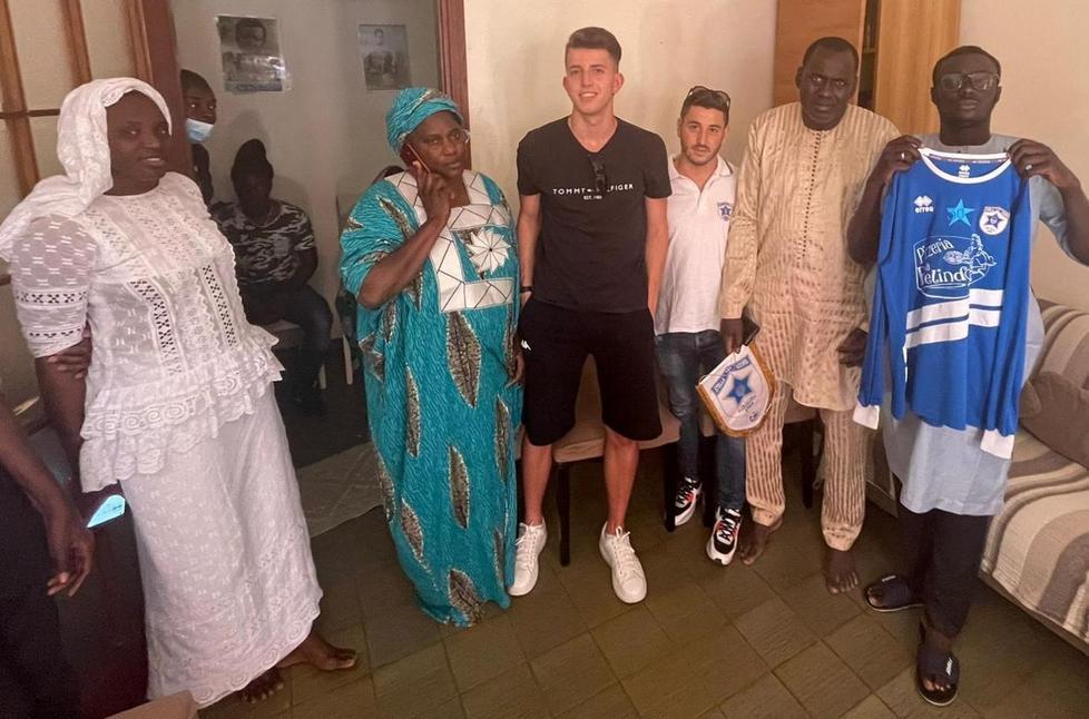 Maglia e gagliardetto in ricordo di Khadim 