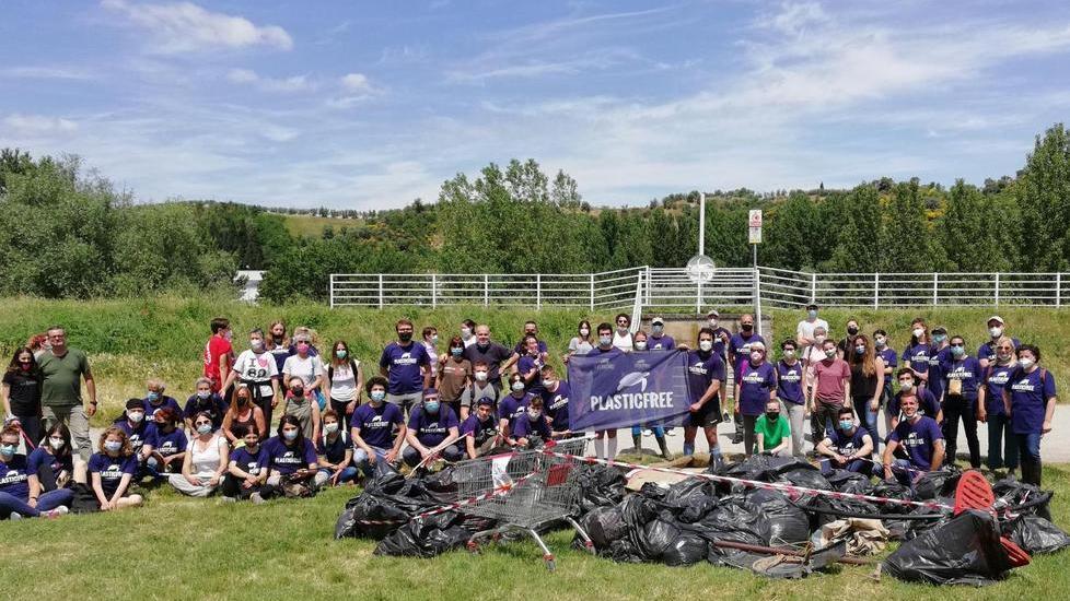 Ripulito l’argine dell’Arno e raccolti 400 chili di rifiuti