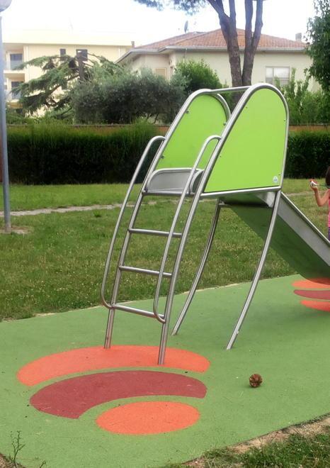 Parchi, giardini e aree verdi con i giochi in sicurezza
