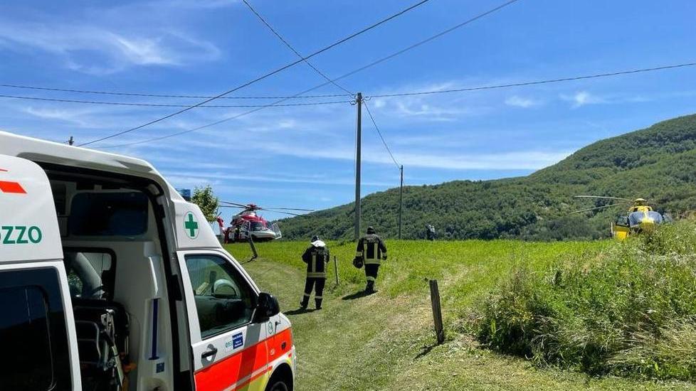 Resta con le gambe sotto l’escavatore Ferito un 62enne