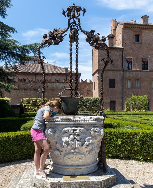 La vera di pozzo dai motivi gotici che “riposa” a Palazzo Costabili 