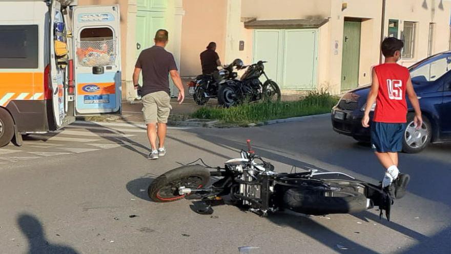 Codigoro. Schianto fra auto e moto in centro: ferito un 16enne che tornava dal mare