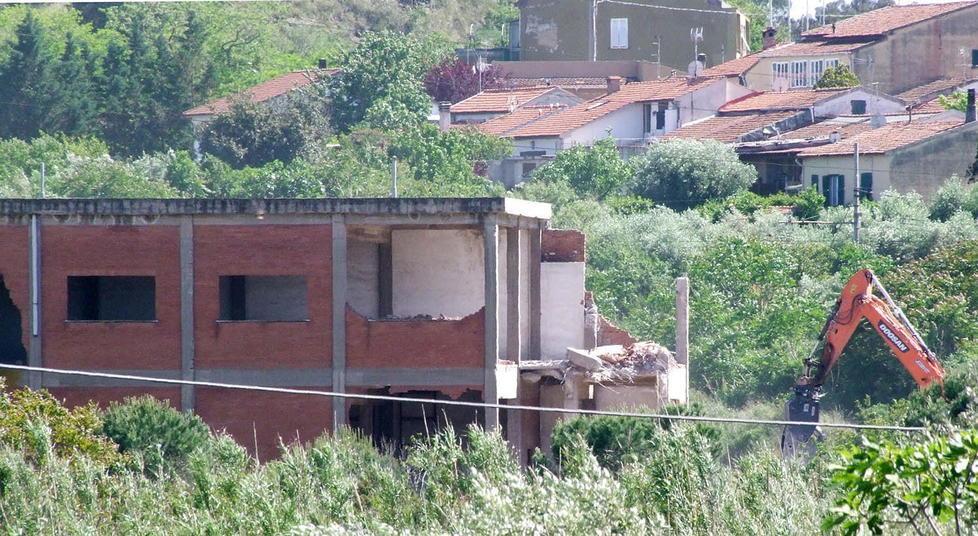 L’impianto ex Irfid ha i giorni contati, iniziati i lavori per la demolizione 