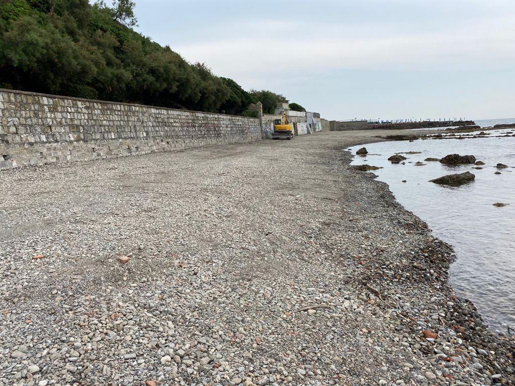 La spiaggia del Sale ad Antignano subito dopo l’intervento di pulizia completato giovedì scorso
