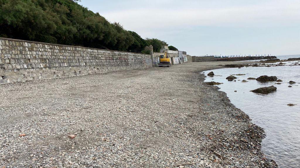 La spiaggia del Sale ad Antignano subito dopo l’intervento di pulizia completato giovedì scorso