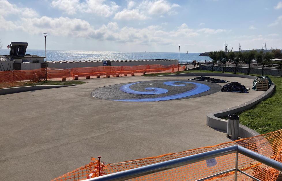 Il cantiere per rinnovare la copertura di gomma della piazza delle fontane, in riva al mare
