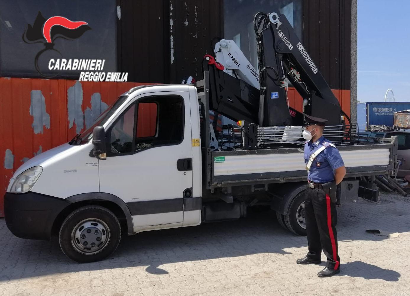 Furgone e due gru rubate recuperate dai carabinieri