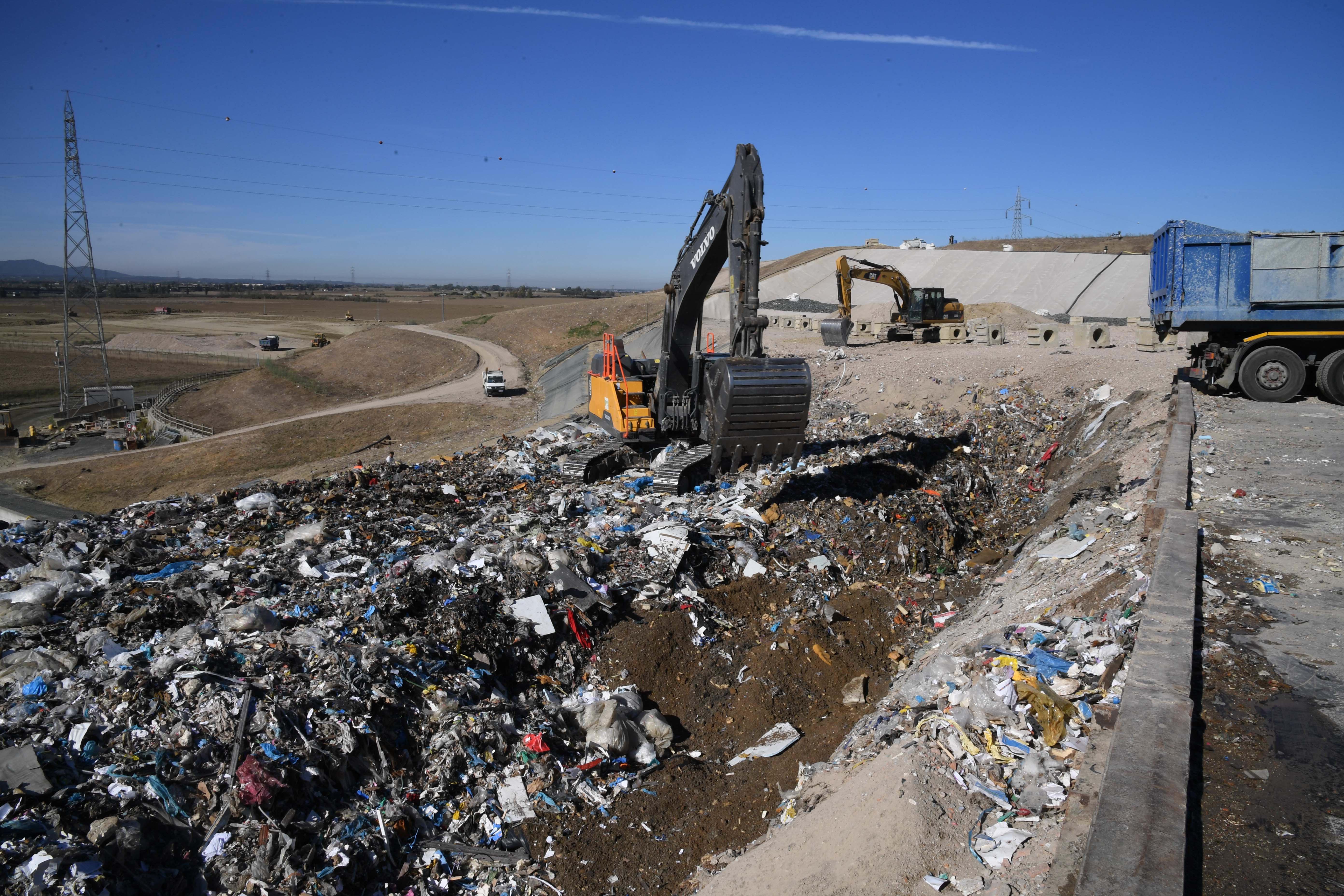 Una ruspa al lavoro all’interno della discarica di Ecofor Service