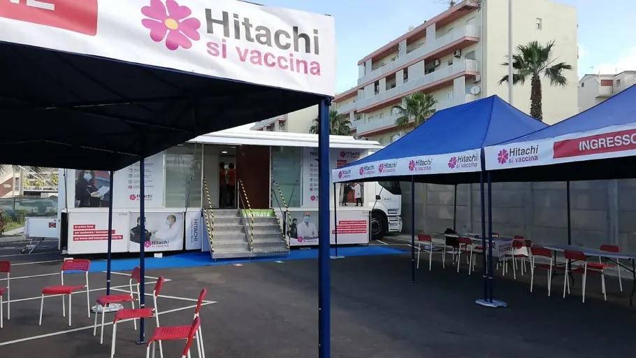 Un’immagine del centro va ccinale mobile di Hitachi che farà tappa anche allo stabilimento di Pistoia da giovedì 17 giugno