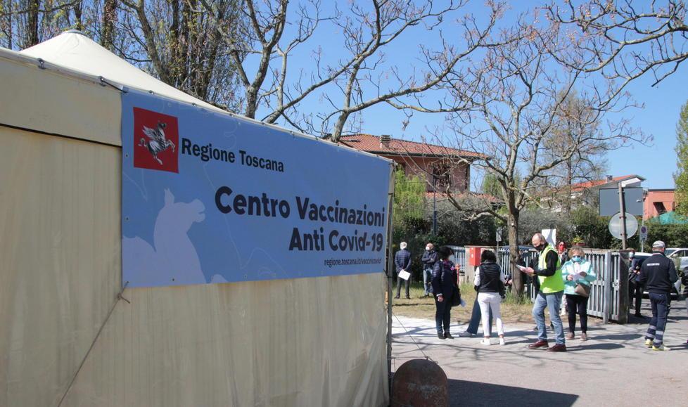 Vaccini, in Versilia in 420 cambieranno la seconda dose tra gli under 60 