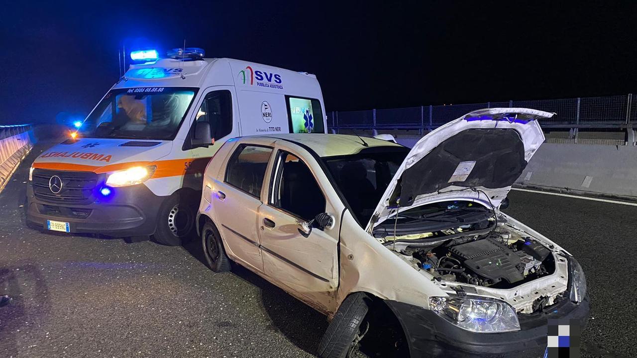 L'auto danneggiata dopo essersi ribaltata più volte e dietro l'ambulanza della Svs