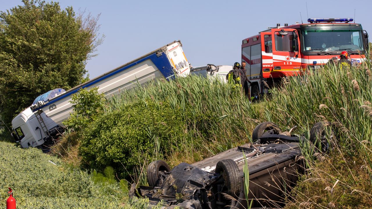 Scontro sull'Adriatica: auto e camion fuori strada, ferita una coppia