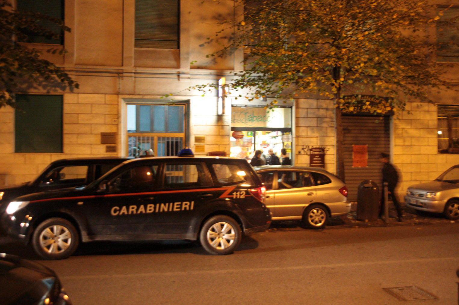 Una pattuglia dei carabinieri in via Calzabigi (foto d'archivio)