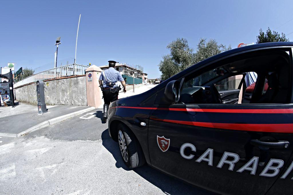 Una pattuglia dei carabinieri in via di Salviano (foto d'archivio)