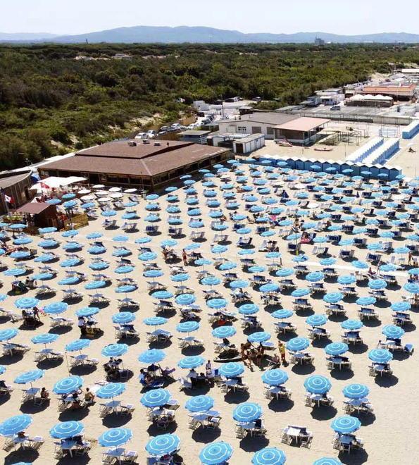 Voglia di mare, tutto esaurito negli stabilimenti balneari del litorale pisano
