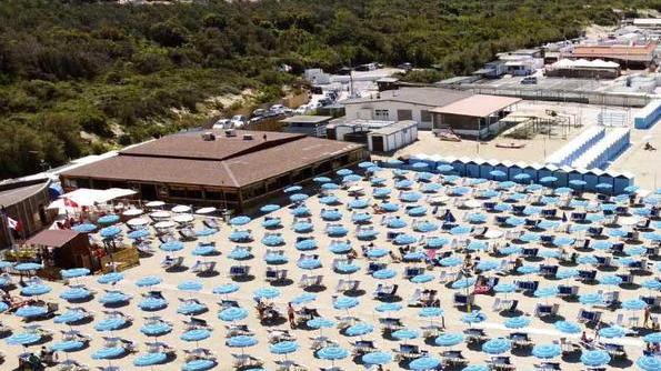 Voglia di mare, tutto esaurito negli stabilimenti balneari del litorale pisano