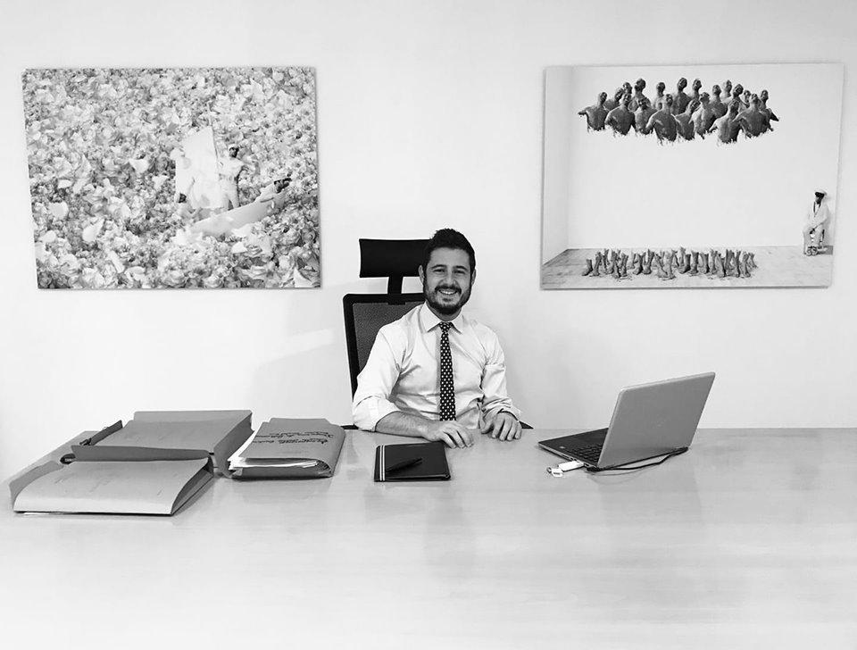 L'avvocato Lorenzo Rocchi nel suo studio