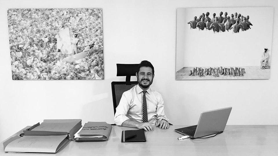 L'avvocato Lorenzo Rocchi nel suo studio