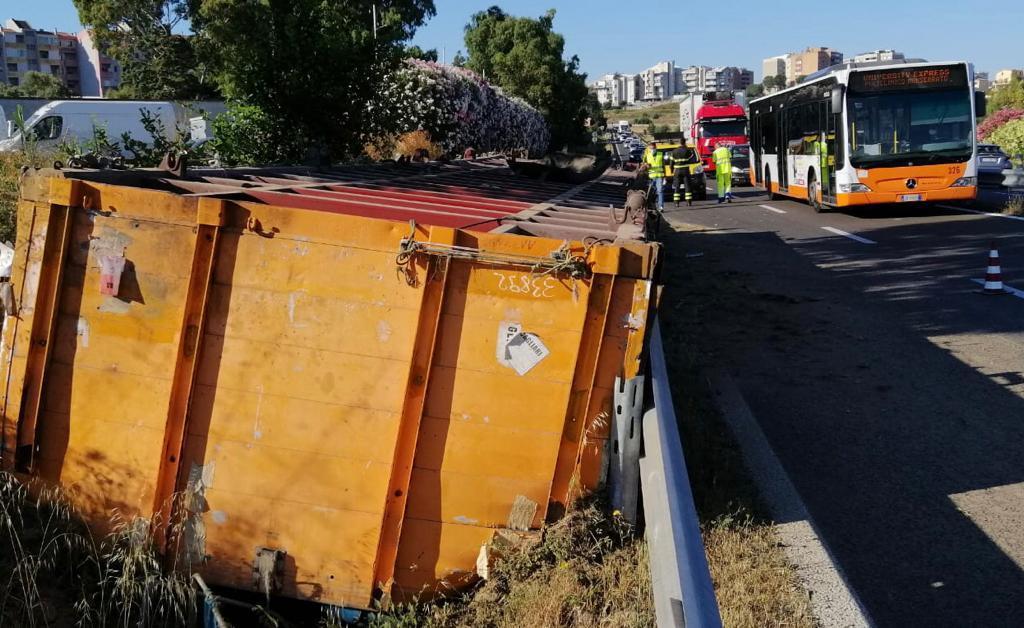 La statale 554 bloccata (foto Mario Rosas)