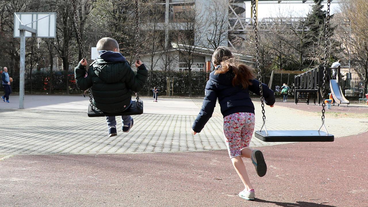 Assegno unico per i figli: soldi sul conto ai genitori dal 1º luglio. Ecco gli importi mensili in base al reddito
