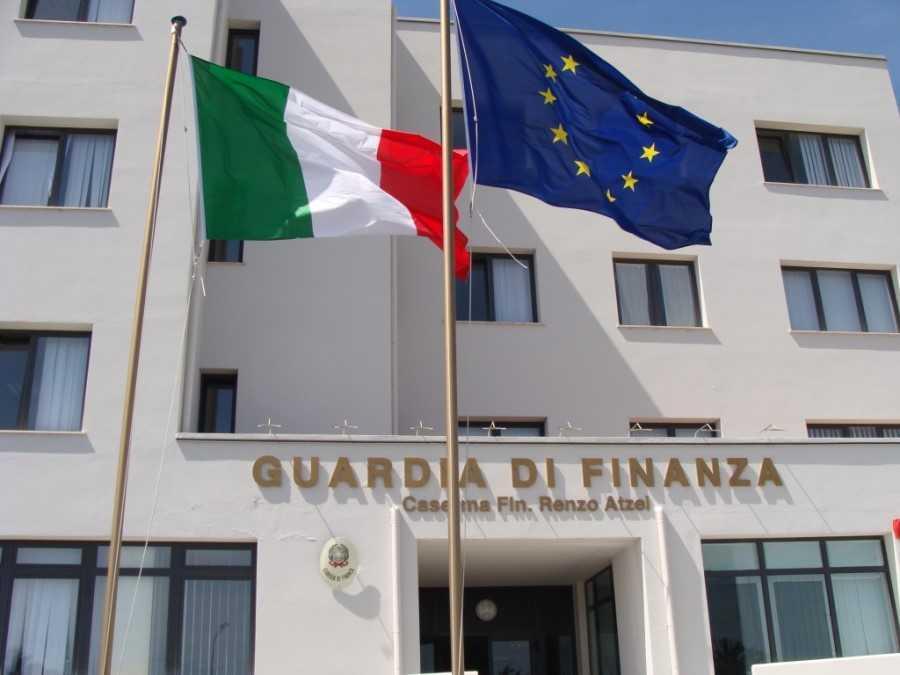 Oristanese trova un "tesoro" e lo consegna alla Guardia di finanza 