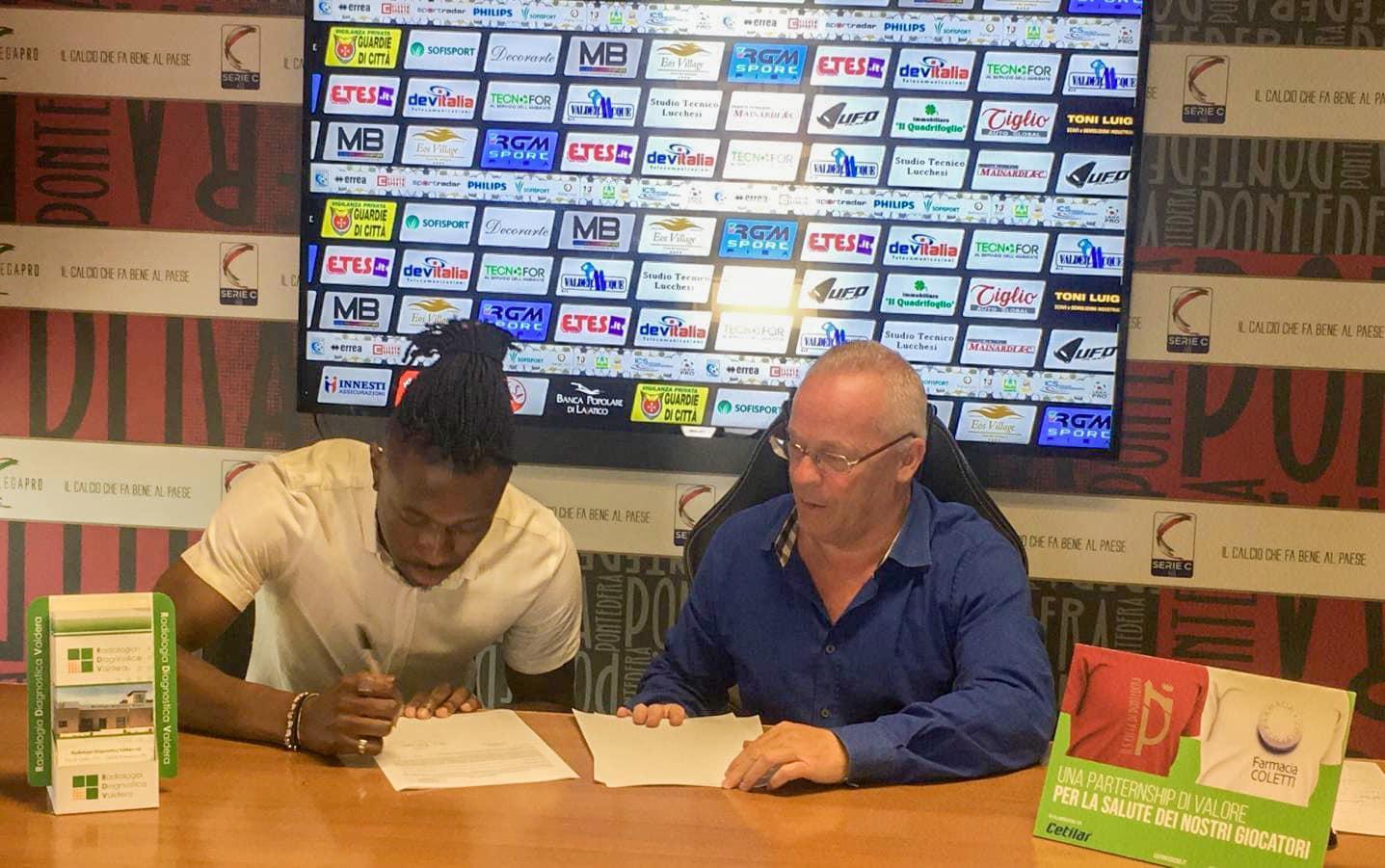 La firma di Bakayoko (foto Us Città di Pontedera)