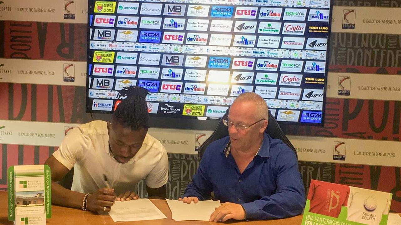 La firma di Bakayoko (foto Us Città di Pontedera)