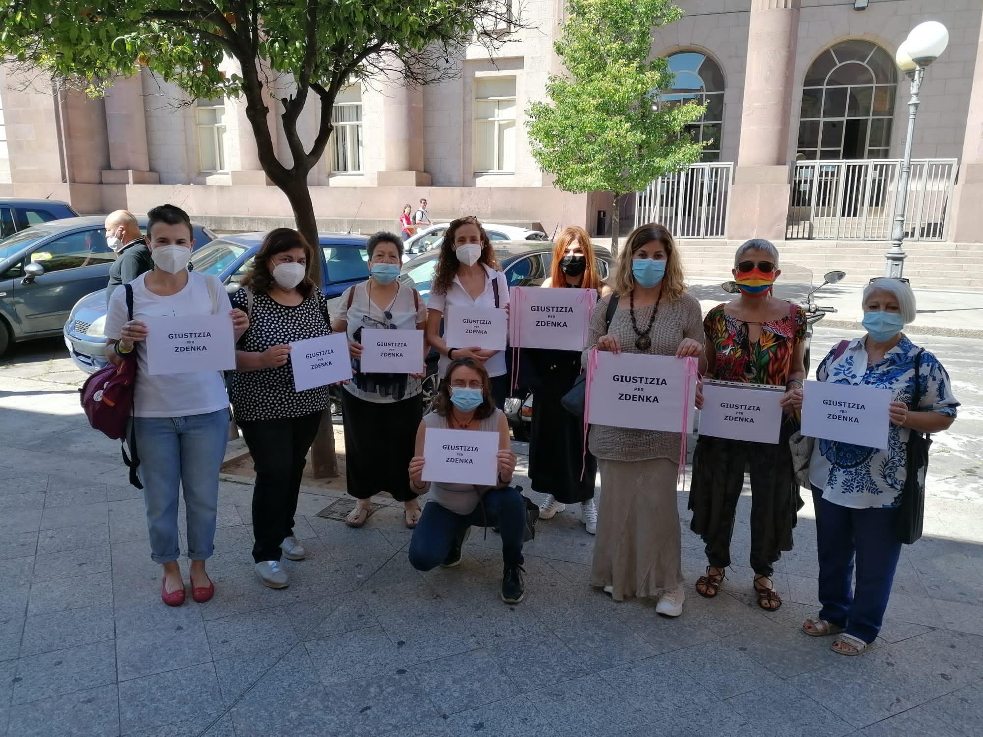 Il sit-in silenzioso promosso da diverse associazioni femministe della Sardegna