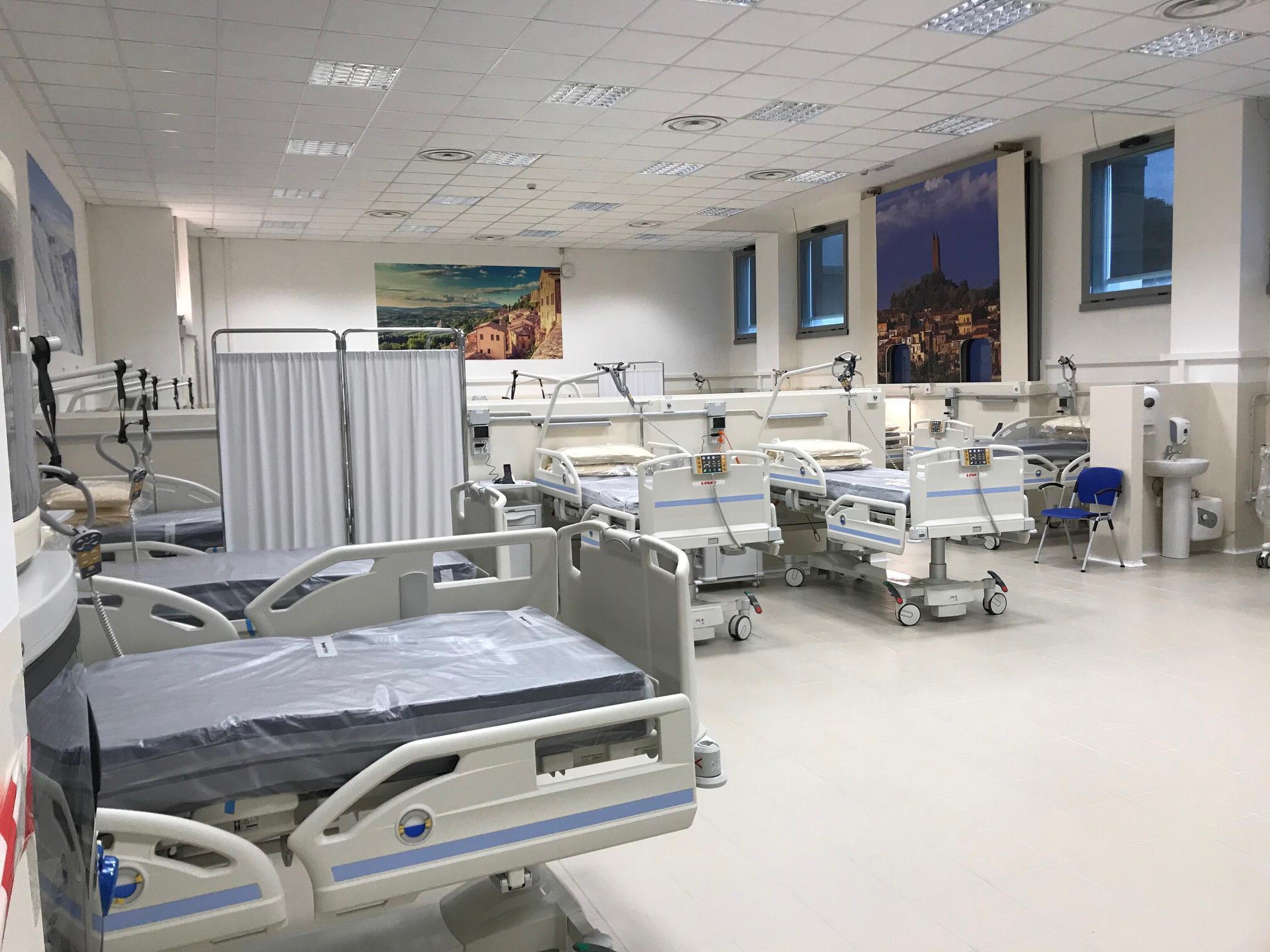 Coronavirus a Prato, crollano i ricoveri: dimezzati i posti letto all'ospedale 