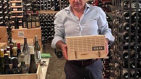 Michele Marcucci nella cantina della sua Enoteca