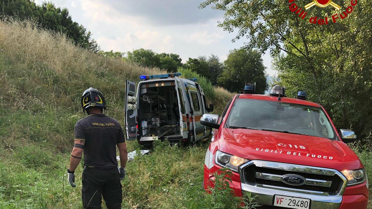 Ambulanza e vigili del fuoco intervenuti per soccorrere il ragazzo sull'argine del Bisenzio