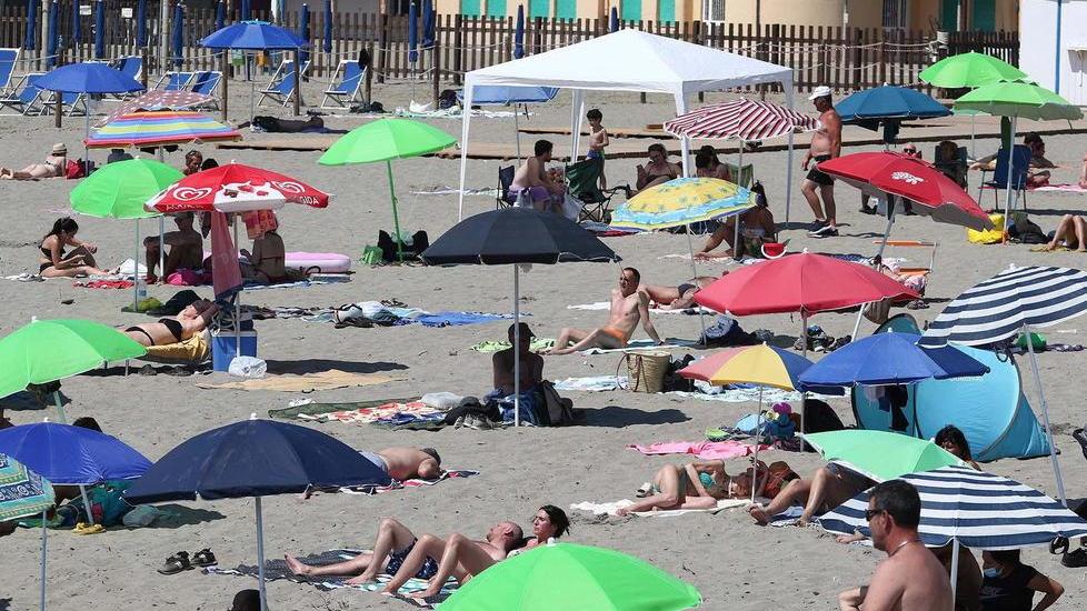 Spiagge libere, ancora regole e distanze E Massa ritrova l’arenile della Turimar