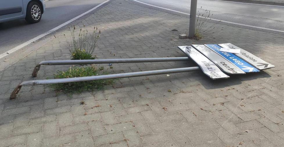 Abbattuti due cartelli stradali
