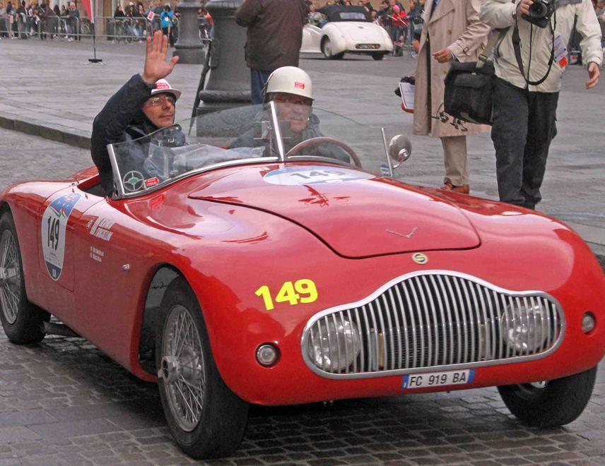 Dal viale dei cipressi alle vie del borgo arriva la 1000 Miglia 