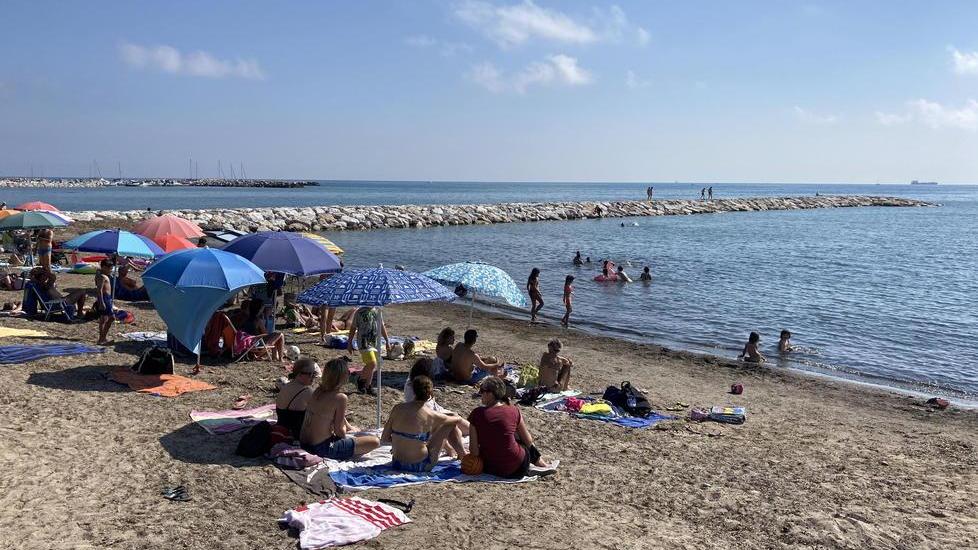 Primi bagnanti sulla sabbia riportata alla Bucaccia