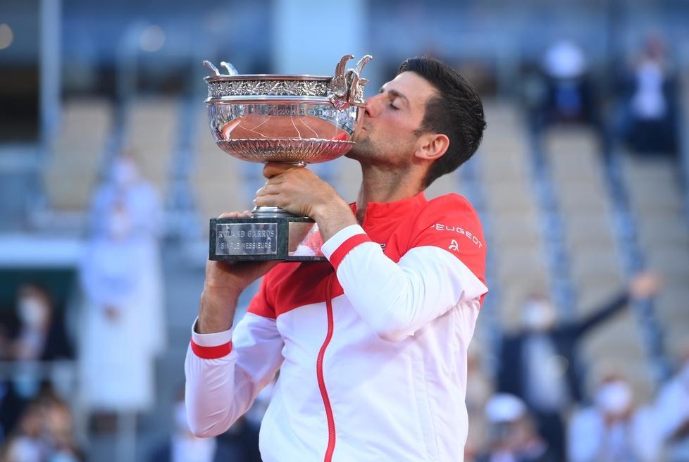 Il Djokovic di Parigi Cade, si rialza, vince il Roland Garros è suo 