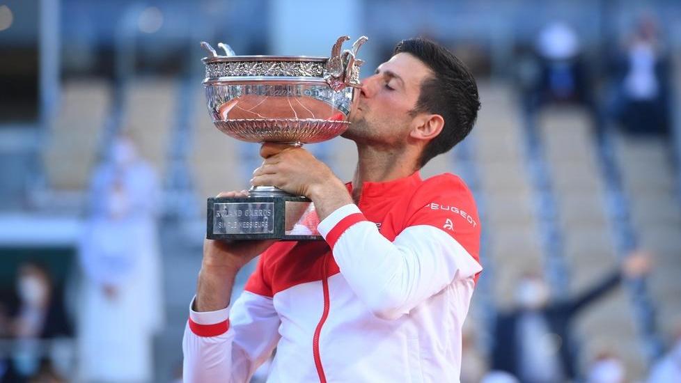 Il Djokovic di Parigi Cade, si rialza, vince il Roland Garros è suo