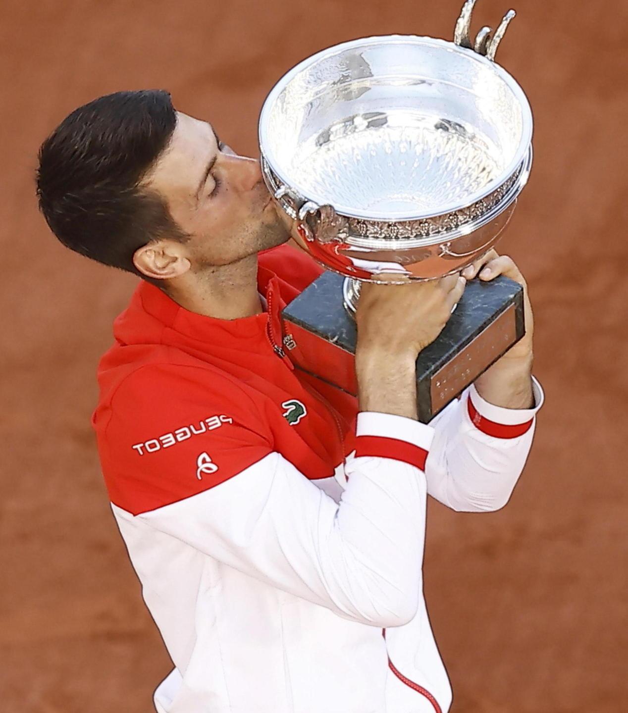 È Djokovic il re di Parigi Tsitsipas cede al quinto set 