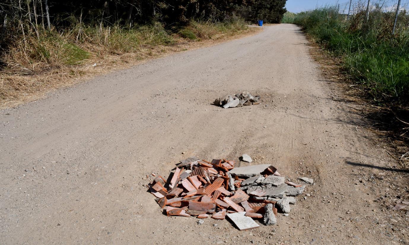 Buche in strada coperte con macerie