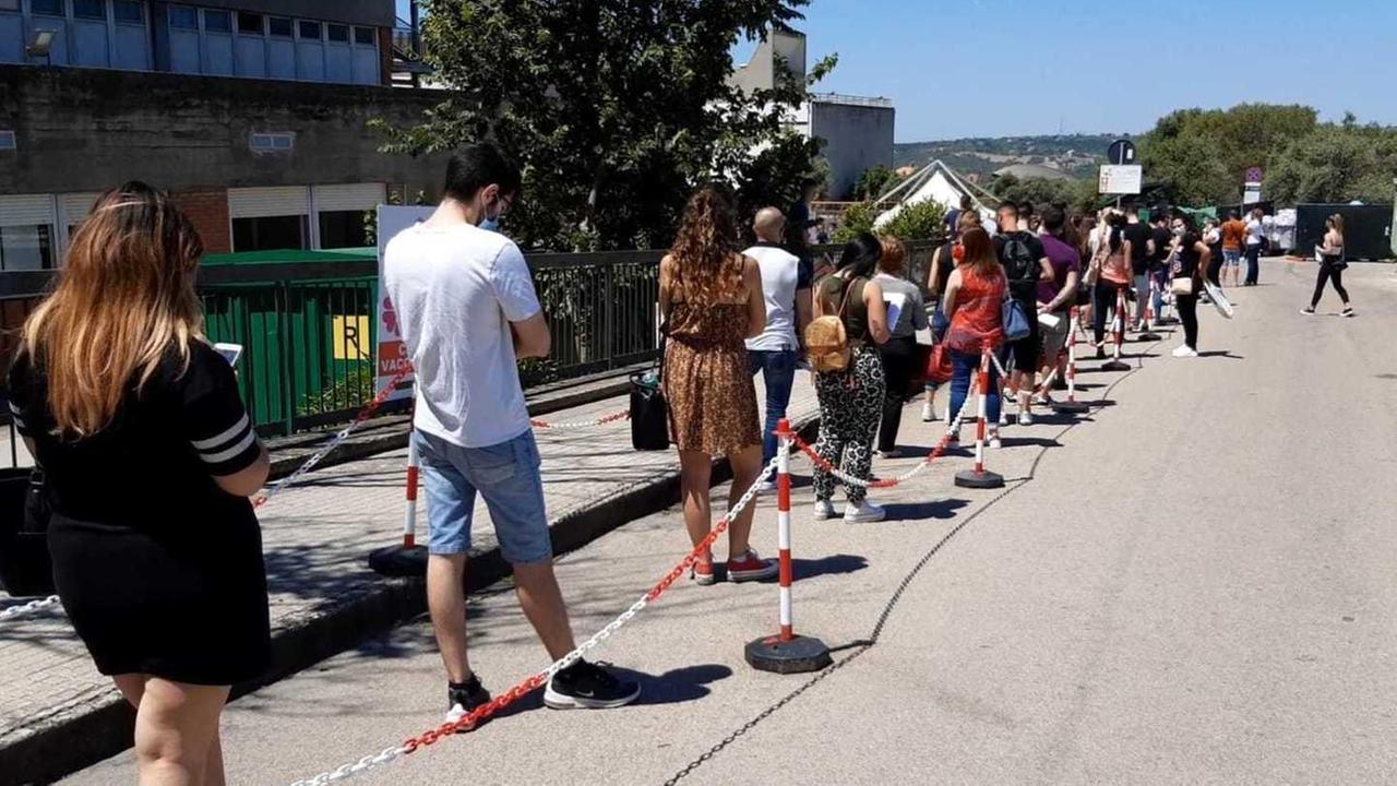 I giovani anticipano il blocco delle vaccinazioni: a Sassari più di mille in fila all’open day 