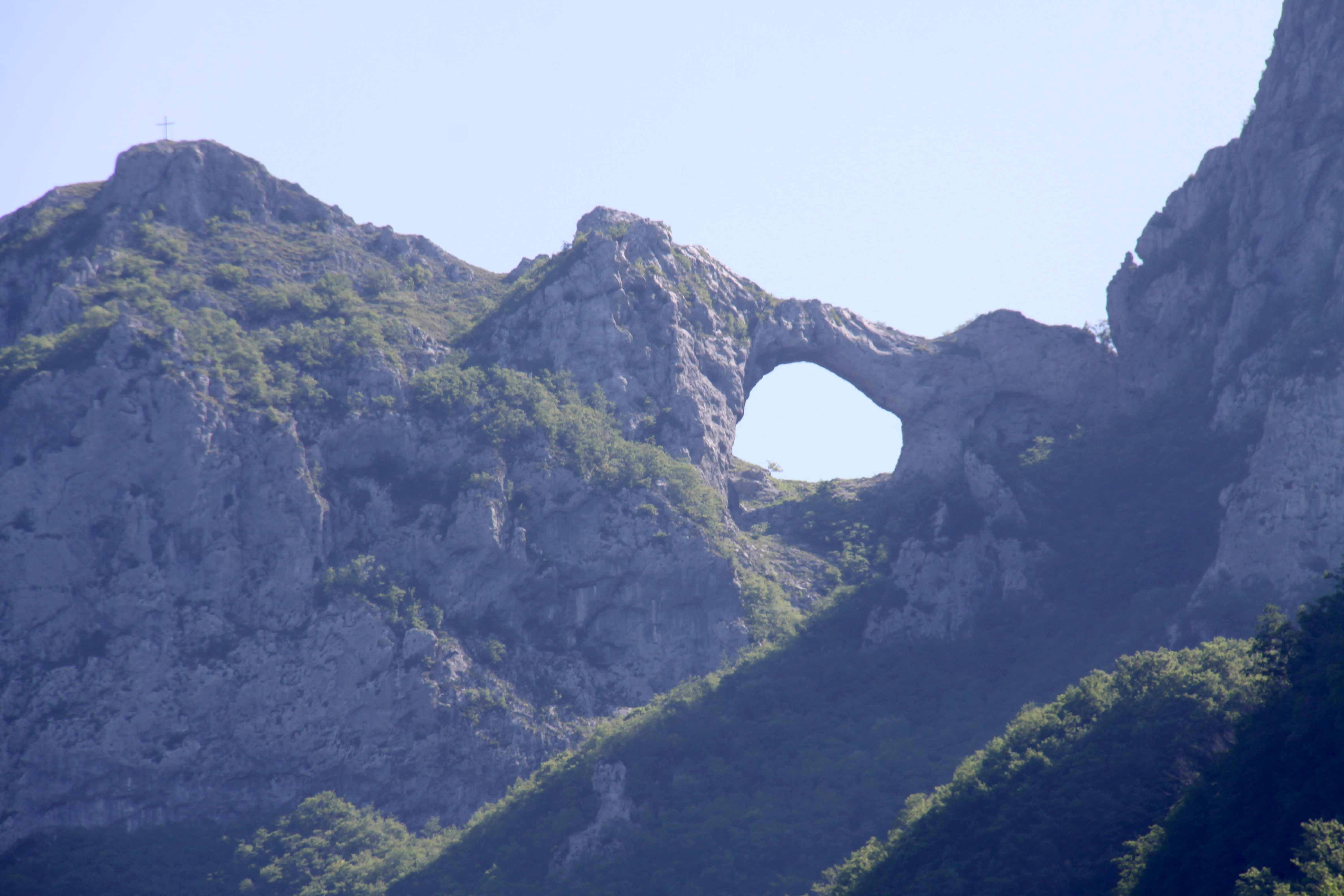 Una veduta del Monte Forato, montagna-mito delle Apuane. Nell'articolo la grafica dei tracciati ipotizzati