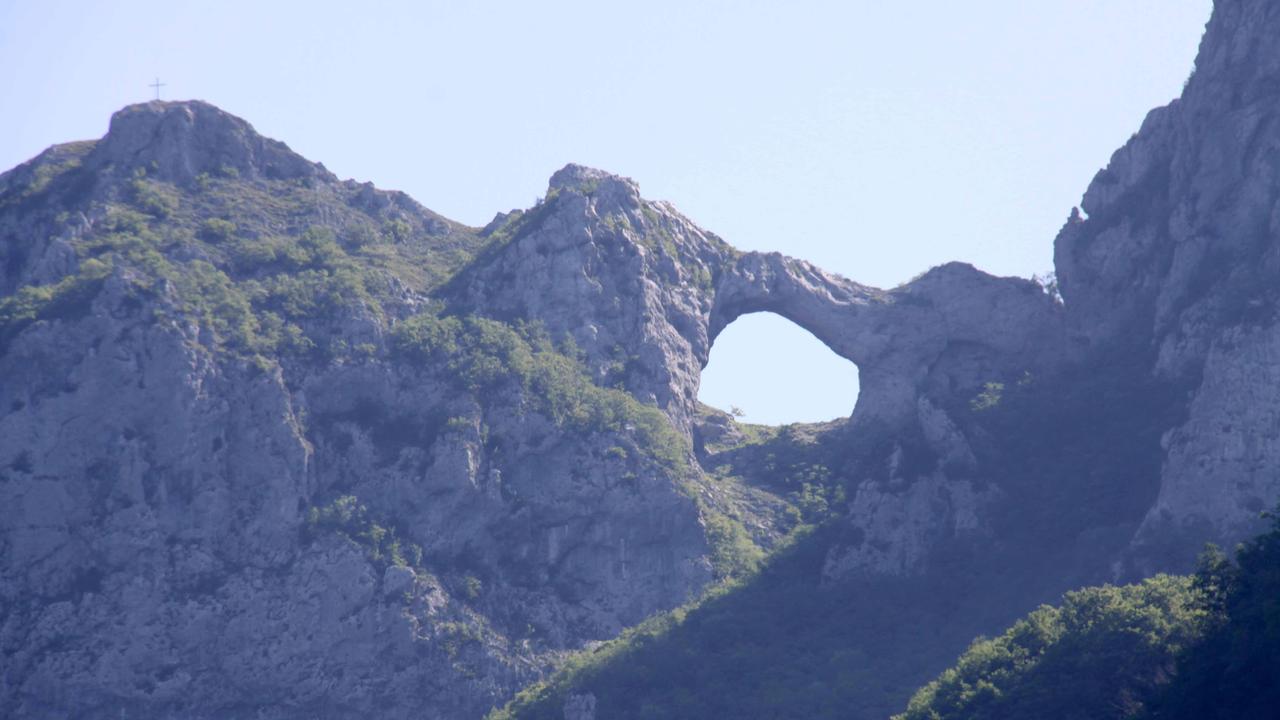 Una veduta del Monte Forato, montagna-mito delle Apuane. Nell'articolo la grafica dei tracciati ipotizzati