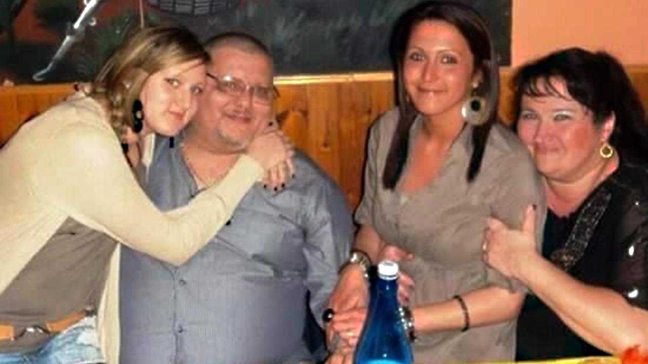 Alfredo Guerriero al centro. Alla sua destra la figlia minore Ilaria, a sinistra l’altra figlia Claudia, accanto la moglie Paola Bernardoni