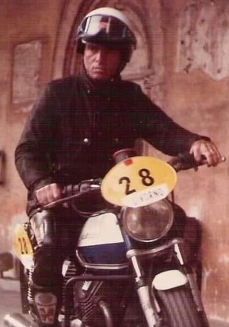Ruggero Somigli, a bordo di una moto